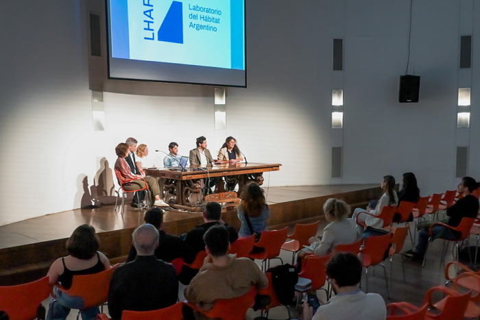 Romina Barrios disertando en la Universidad Nacional de San Martín (UNSAM).