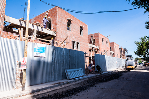 Continúa la construcción de 48 viviendas en Villa Porá, Lanús