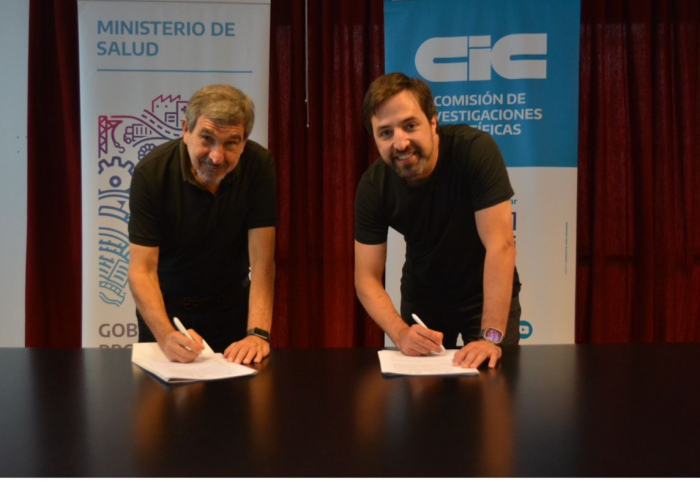 Salvarezza y Kreplak firman el acuerdo.