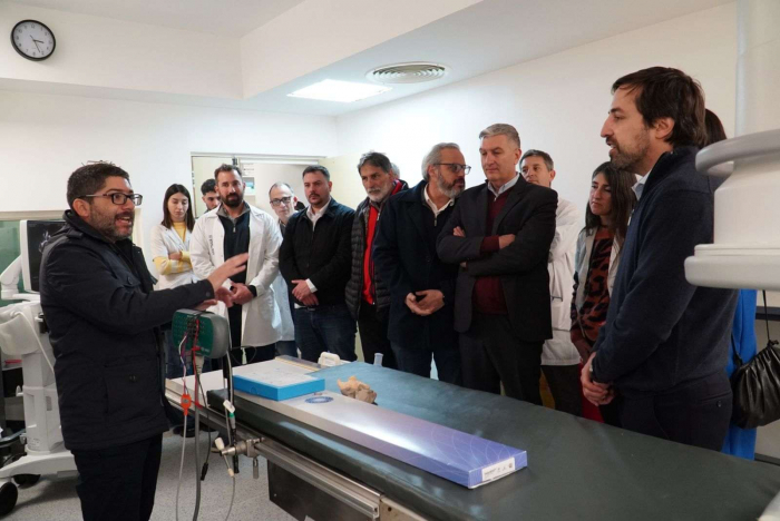 El ministro y su equipo con el nuevo angiógrafo.