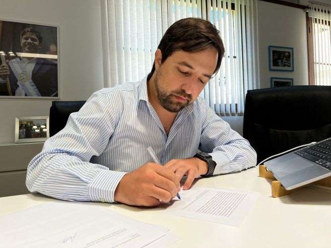 El ministro Kreplak firmó la entrega de apoyos financieros.