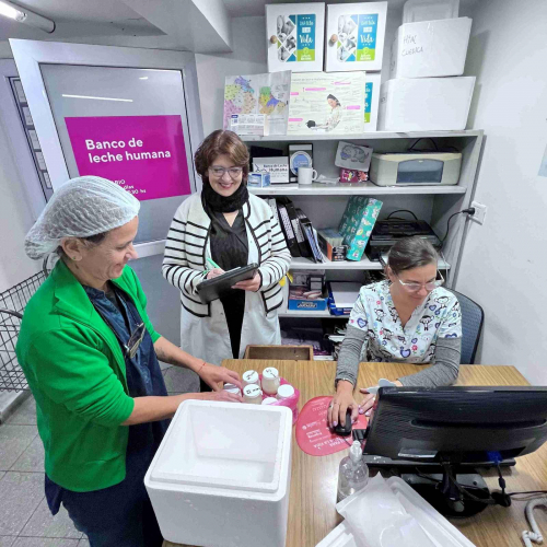 El equipo del Banco recibe donaciones de leche.