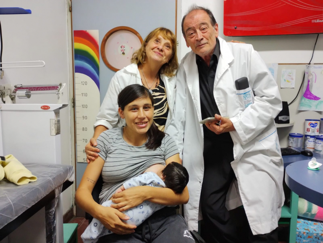 La mamá, el bebé y parte del equipo de salud.