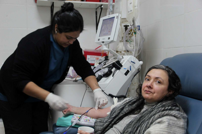 Analía Elena durante una de sus donaciones en Lanús.