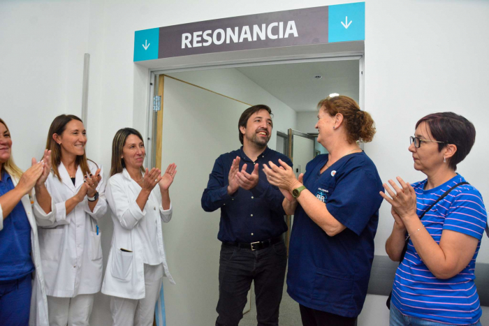 El ministro y autoridades del Rossi en la inauguración.