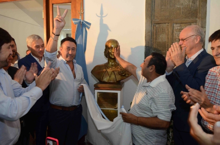 Restituyen los bustos de Perón y Evita en el ministerio de Salud de la Provincia