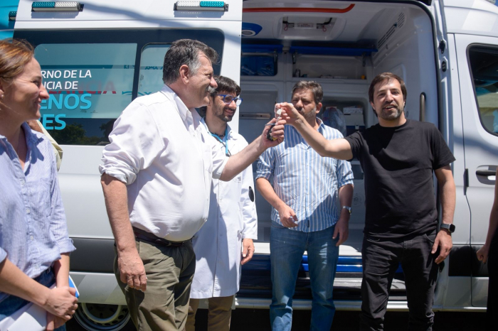 Kreplak entregó una ambulancia de alta complejidad para el municipio