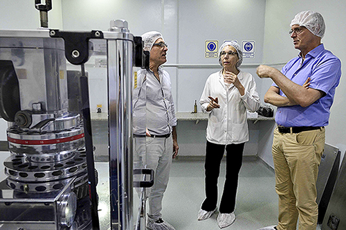 El ministro de Salud provincial recorrió ayer las instalaciones del  Instituto Biológico “Dr. Tomás Perón” acompañado por el Dir
