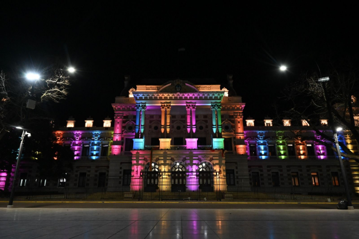 Iluminan la Casa de Gobierno bonaerense