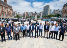 Axel Kicillof junto a ministros e intendentes