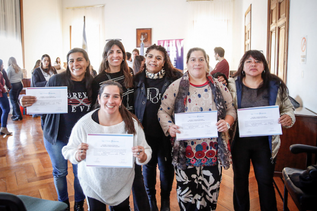 Nuevo equipamiento y entrega de certificados a auxiliares