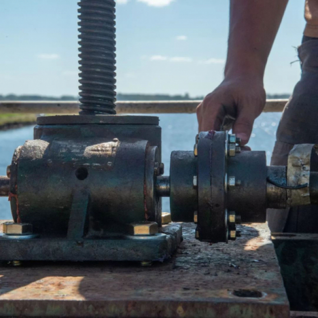 Reparación de compuertas de la Laguna de Bragado
