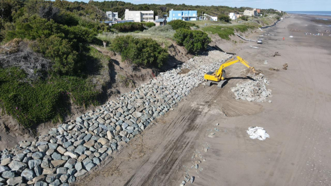 Avanzan las obras de la defensa costera en Pehuen Co