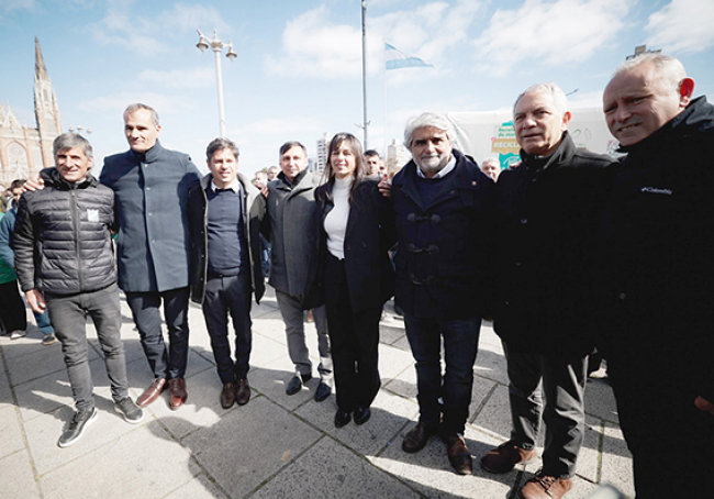 El gobernador Axel Kicillof, junto al ministro Walter Correa