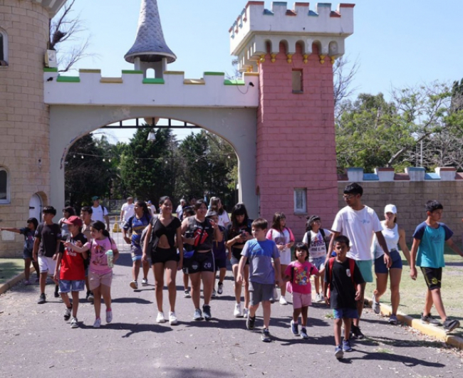 Chicas, chicos y adolescentes disfrutan de un día