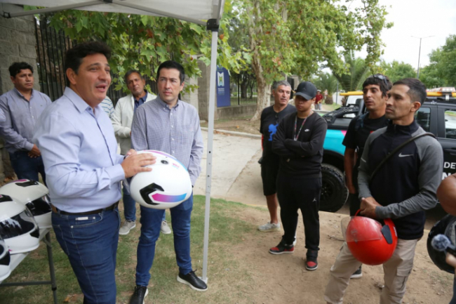 Los funcionarios dialogaron con los vecinos sobre el uso de cascos. 