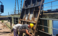 Reparación de compuertas de la Laguna de Bragado