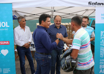 Marinucci, Garate y Feijoo entregaron cascos a vecinos.