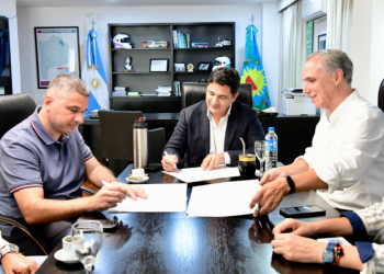 Marinucci, Arteaga y Caggiano en la firma del convenio.