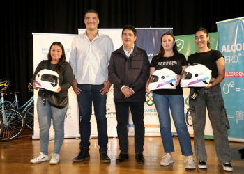 Marinucci y Raitelli con vecinas en el Museo y Archivo Histórico de Brandsen.