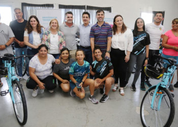 Marinucci, Echarren, Passo, Feijoo, Mayol y Botti junto con vecinas.