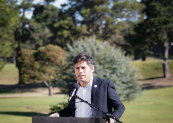 Kicillof: “Trabajamos para que la temporada resista a las políticas económicas que destruyen el turismo local”