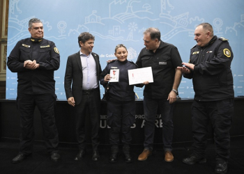 Kicillof entregó condecoraciones a oficiales de la policía provincial