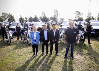 Kicillof entregó vehículos policiales e inauguró una nueva base de la Fuerza Barrial de Aproximación