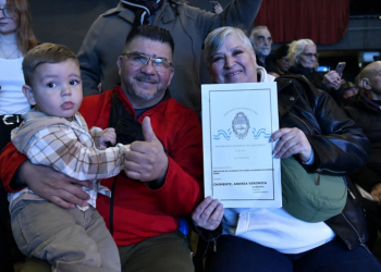 KICILLOF ENTREGÓ MÁS DE 1.500 ESCRITURAS A FAMILIAS DE ALMIRANTE BROWN