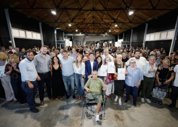 KICILLOF ENTREGÓ 700 ESCRITURAS A FAMILIAS DE AVELLANEDA