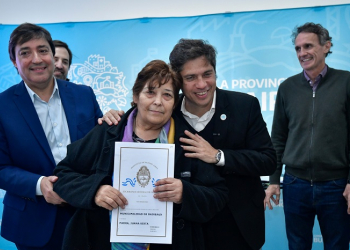 Kicillof entregó escrituras en Daireaux y Salliqueló