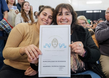 Kicillof entregó escrituras en Rivadavia