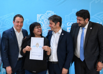 EL GOBERNADOR ENTREGÓ ESCRITURAS EN MERLO Y FLORENCIO VARELA