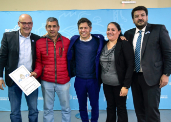 Kicillof entregó escrituras a familias de Laprida