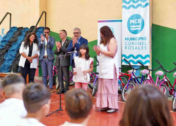 Barrios, Aristimuño y Urquiza entregaron bicicletas y kits a estudiantes