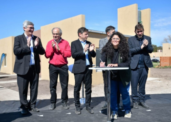 Kicillof, Barrios y Cocconi firmaron la construcción de redes cloacales para barrios populares del distrito