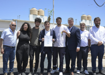 Barrios, Kicillof, Calderaro y Aristimuño firmaron contratos para mejorar la infraestructura de barrios populares de Bahía Blanc