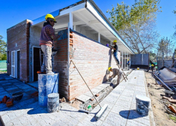 Trabajadores avanzando con la obra en Punta Indio