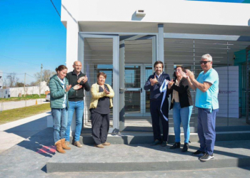 El ministro Kreplak y equipo en la inauguración del CAPS.