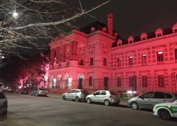 La Gobernación bonaerense "vestida" de rojo.