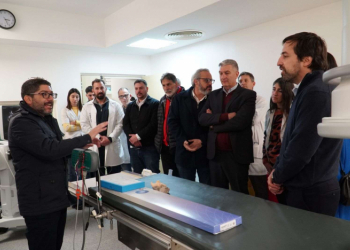El ministro y su equipo con el nuevo angiógrafo.