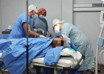 El equipo y la paciente en la primera cirugía.