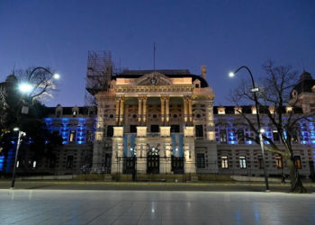 Iluminan la Casa de Gobierno