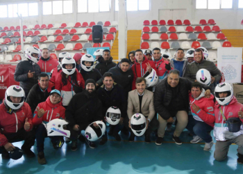 El Ministro Marinucci y el Intendente Ghi junto a trabajadores.