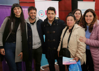 El Ministro Marinucci y la Directora Botti junto a vecinos de Quilmes.