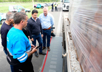 El Ministro Marinucci junto a los agentes fiscalizadores en Ezeiza.