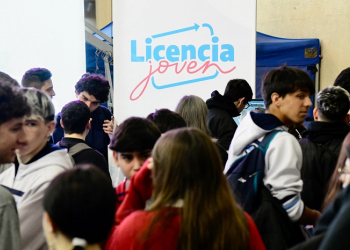 Estudiantes de 5° y 6° año en la bajada de Licencia Joven en Mar del Plata.