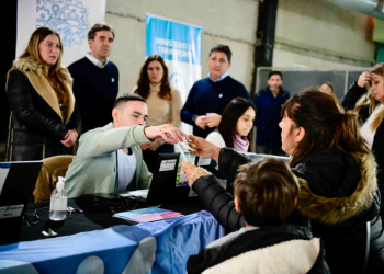 Marinucci y Boto y autoridades con vecinos en el PLM Móvil.