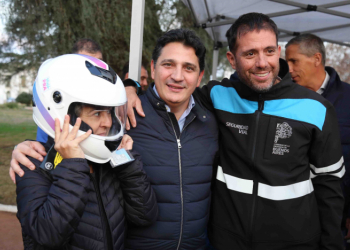 El Ministro Marinucci y el Intendente Spinolo junto a una vecina de Tres Lomas.