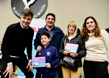 Marinucci, Ghi y Botti junto a vecinos y vecinas de Morón.